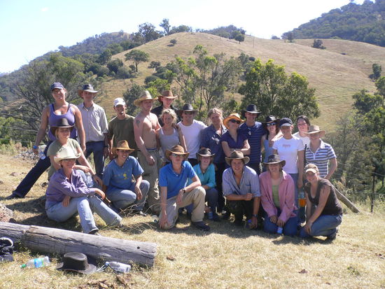 Das unschlagbare Team vor dem selbstgezogenen Zaun - stolz sin ma!
