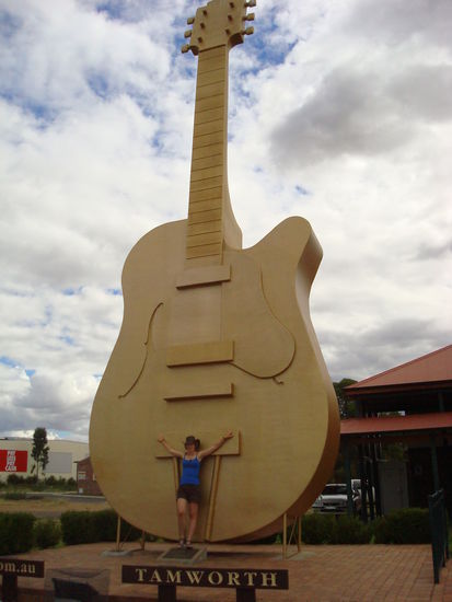 Ich vor der Tamworthgitarre...hier lebt der wilde Country un ich mit ihm!