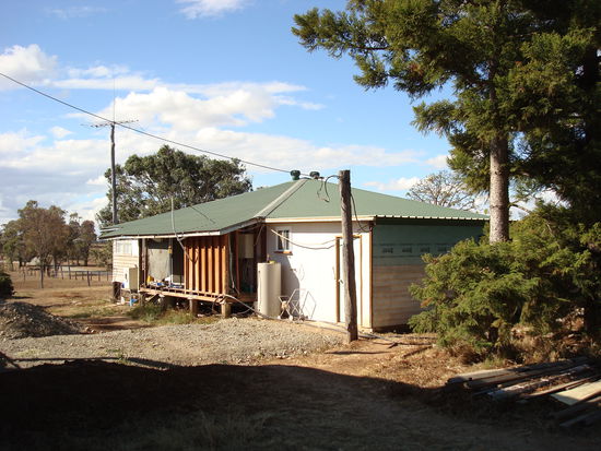Haus von hinten (Waschmaschine steht draußen ) - ja, für uns wär das nur ne Hütte, aber hier is das en Haus...