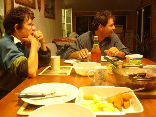 Dinnertime - Mutter &amp; Sohn - TV ist immer während dem Essen gelaufen, das fand ich net so toll...