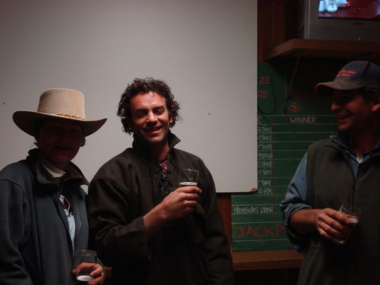 Lorna - bekloppter, aber lustiger Engländer - Greg 
(Greg ist direkt von Cattlecreek aus mit uns ins Pub gefahren, kein Problem hier, dass wir dreckig sin un stinken )