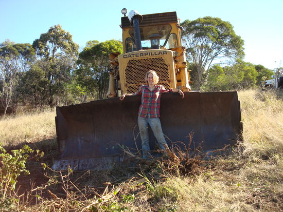 Auf dem Caterpillar hab ich mich auch mal für ein paar Minuten ausprobiert - Mick hat zusammen mit nem Nachbarn Hecken in Cattlecreek (das 2. Grundstück der Farm) gerodet...