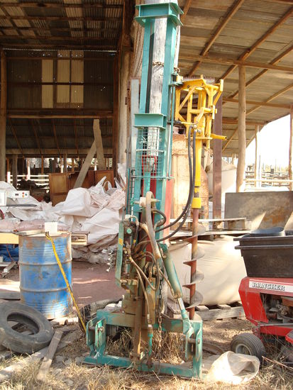 Der "post-driver", hängt ma an den Traktor an, bohrt Loch, haut Poschten rein - wenn alles klappt 