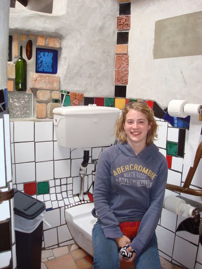 Ich auf em Hundertwasserklo in Kawakawa (Ja, der hat auch hier seine Spuren hinterlassen...sehr schöne Abwechslung zu den anderen öffentlichen Gammelklos!)