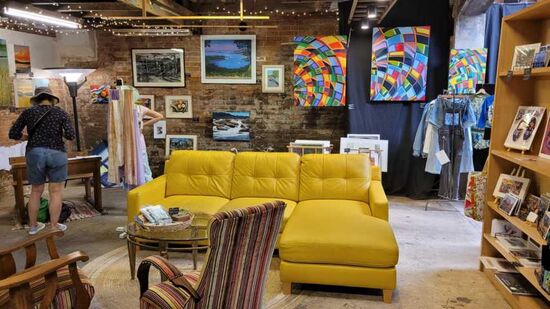 Pause in Cooma in der grössten Stadt der Snowy Mountains Region in einem Künstlerladen