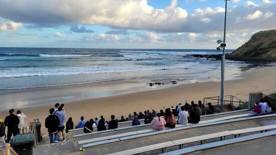 Langsam füllt sich die Tribüne am Abend, Warten auf die Pinguine, die von ihrer Jagd zurück kommen.