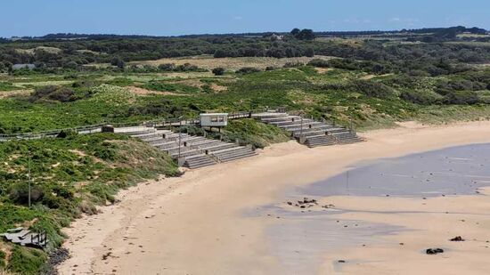 Die Tribüne am nächsten Morgen, wo die Pinguine anlanden.