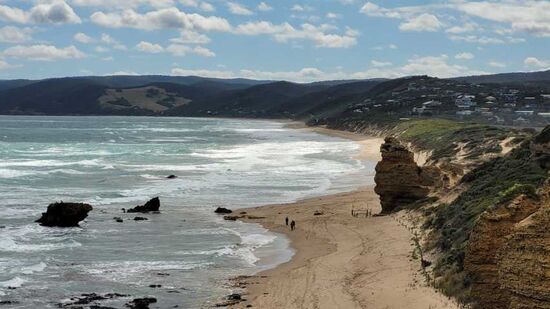 mit tollem Ausblick auf die Küste.