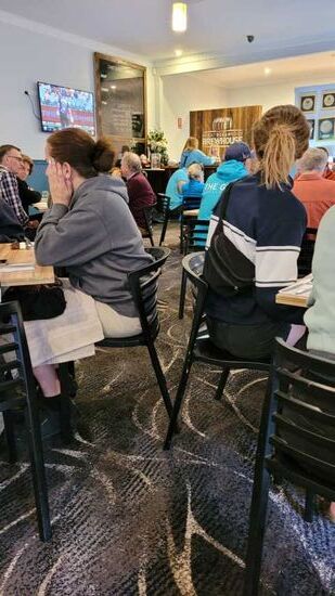 Alle warten das es losgeht. Dani holt erstmal Craft Bier.