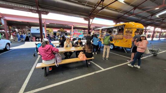 Warten auf Essen am Markt