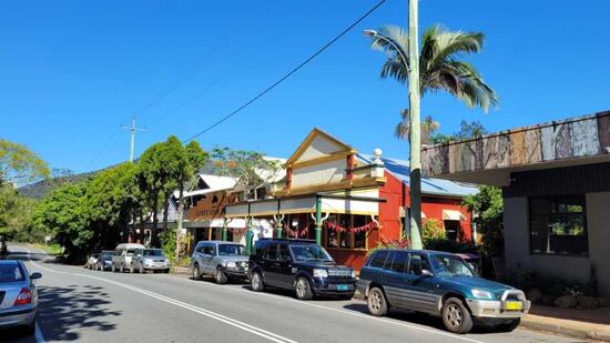 Der ganze Ort UKI war ein Farmersmarkt.