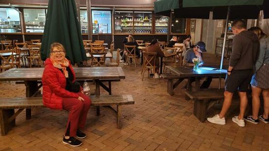 Dani wartet auf den VAN zur Ballonfahrt