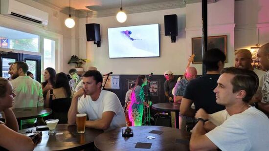 Am Abend sind zwei Bands aufgetreten und es gab ein lecker Bier (kein Foster das trinkt hier keiner!). Unser Zimmer war genau über dem Pub!