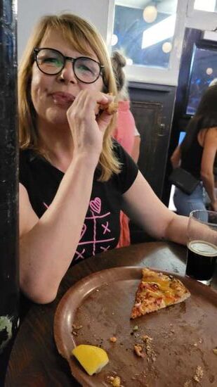 Dani mußte eine Stunde auf ihre Pizza warten und dann war sie glücklich 