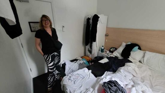 Sehr klein aber dafür günstig und zentral! Die Dusche und Toilette war im Gang! Im Keller die Gemeinschaftsküche.