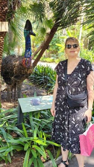 Zwei Helmkasuare im Botanischen Garten 