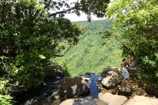 Oberhalb eines Wasserfalls
