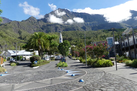 Cilaos mit Kirche. Dahinter fangen die Wanderwege an.