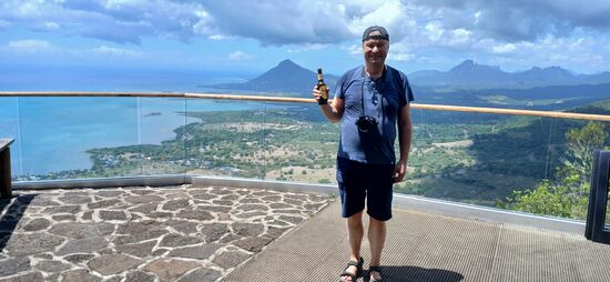 Die Überraschung mitten im Dschungel, eine Aussichtplattform mit Bier 