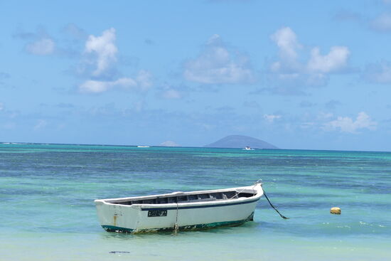 Im Hintergrund sind die beiden Inseln aus dem Buch 