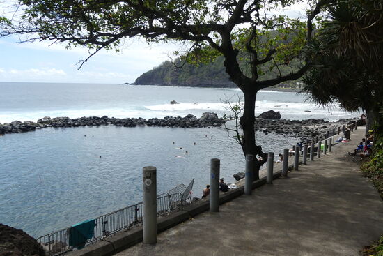 Oft gibt es solche Badebecken an der Küste. Da kann man ruhig drin baden.