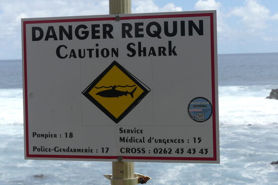 Das Schild ist an der anderen Seite vom Becken befestigt.