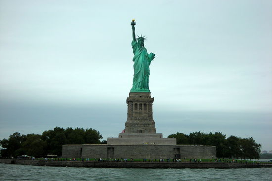 Freiheitsstatur von der Fähre aus fotografiert.