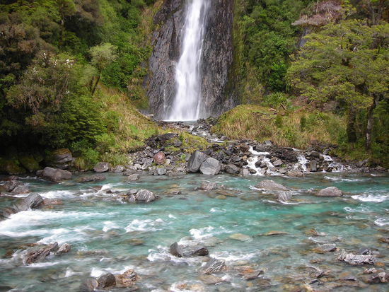 Auf der Fahrt auf die andere Seite der Südinsel ein Wasserfall.