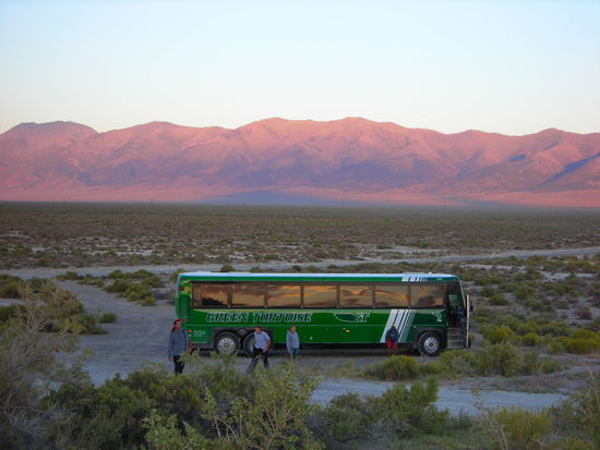 Unser Reisebus umgebaut als Camper im Basin Desert.
