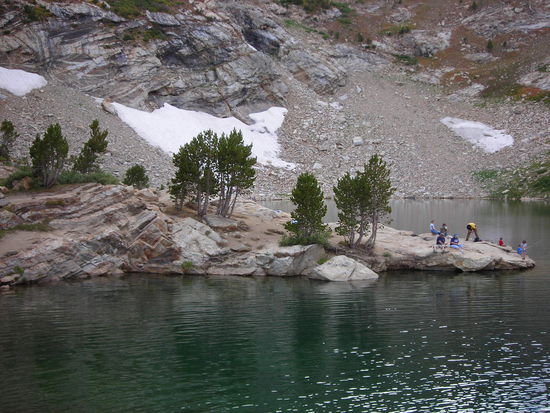 Lamoelli Lake mit Schneefeld (Ruby Mountain)