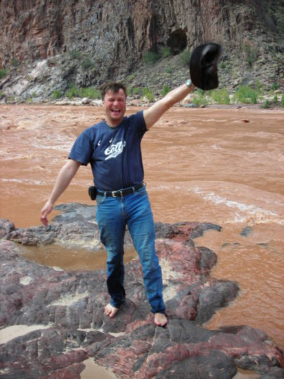 Die erste Taufe meiner Hutes im Colorado River (Ein Windstoß bließ ihn in den Colorado und ich fing ihn an der nächsten Stromschnelle wieder! )