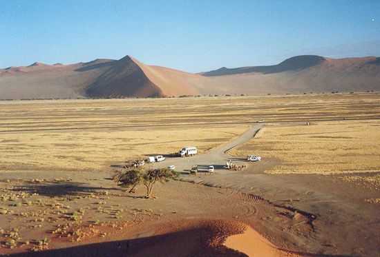 Parkplatz in der Namibwüste. 