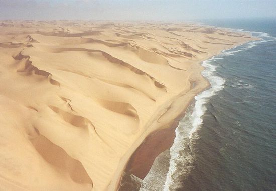 Die Wüste trifft das Meer.