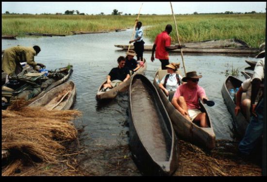 Ab ins Okavango Delta in Einbäumen.