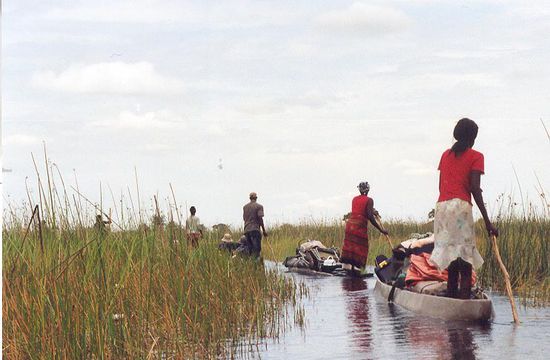Fahrt in Einbäumen ins Delta.