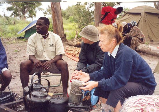 Besprechung am Lagerfeuer.