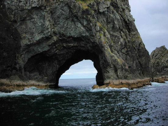 Loch im Felsen in der Bay of Islands