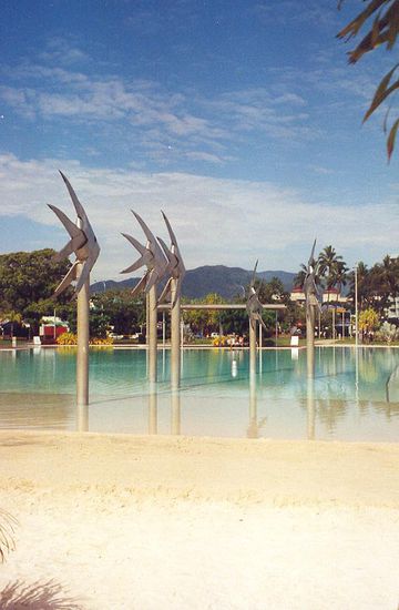 Cains hat ein eigenes Schwimmbad!