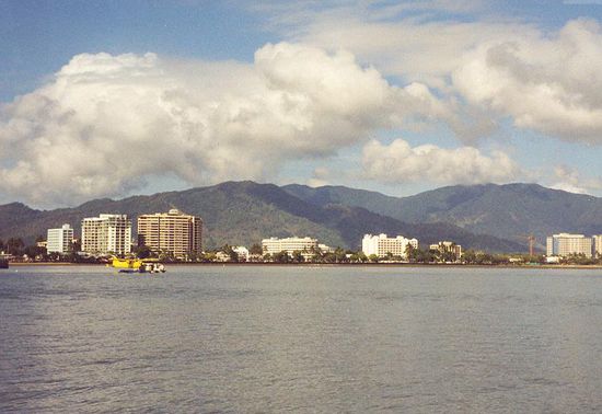 Cains vom Wasser aus gesehen