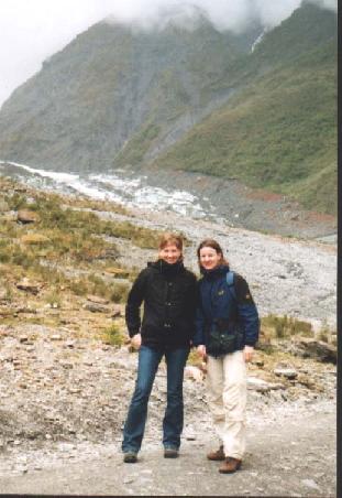 Bianca und Dagmar vor dem Fox Gletscher!