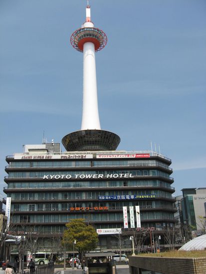 Kyoto Tower 131m hoch am Bahnhof
