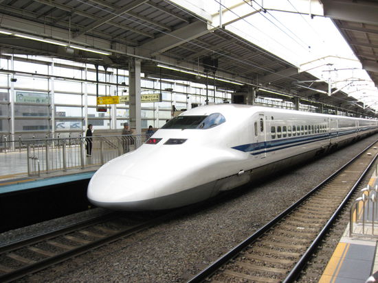 Shinkansen (Schnellzug) man reist wie im Flugzeug
