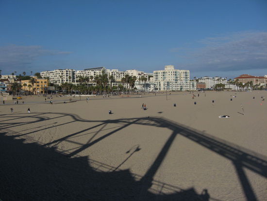 Santa Monica Strand mit Achterbahnshadow