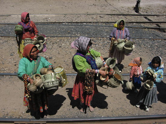 Tarahumas Indianer beim Verkauf am Zug