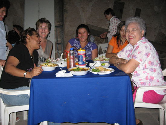 Nette Gesellschaft beim Abendessen.