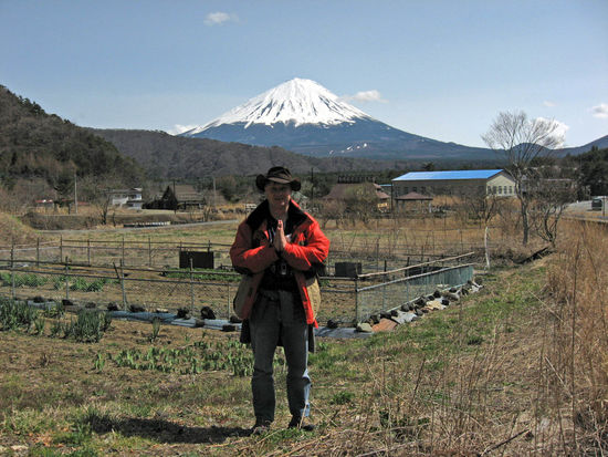 Klosterbruder bei Gebet am Fujiyama (Fuji San)