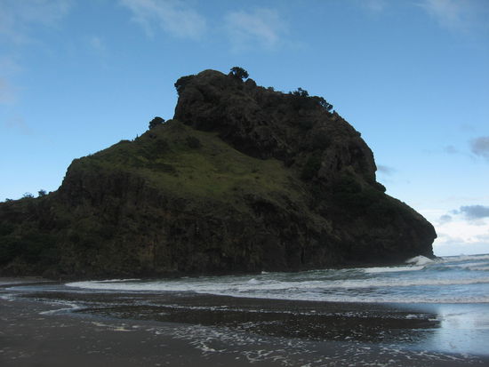 Lion Rock am Piha Beach! Der Löwenkopf ist gut zu sehen!