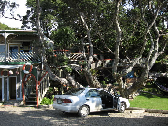 Backpacker direkt am Wasser.