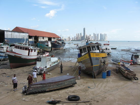Zwei Welten - Panama City Skyline und Fischer in der Altstadt -