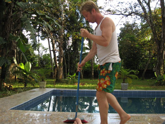 Der Chef beim clean up im Bambu Hostel